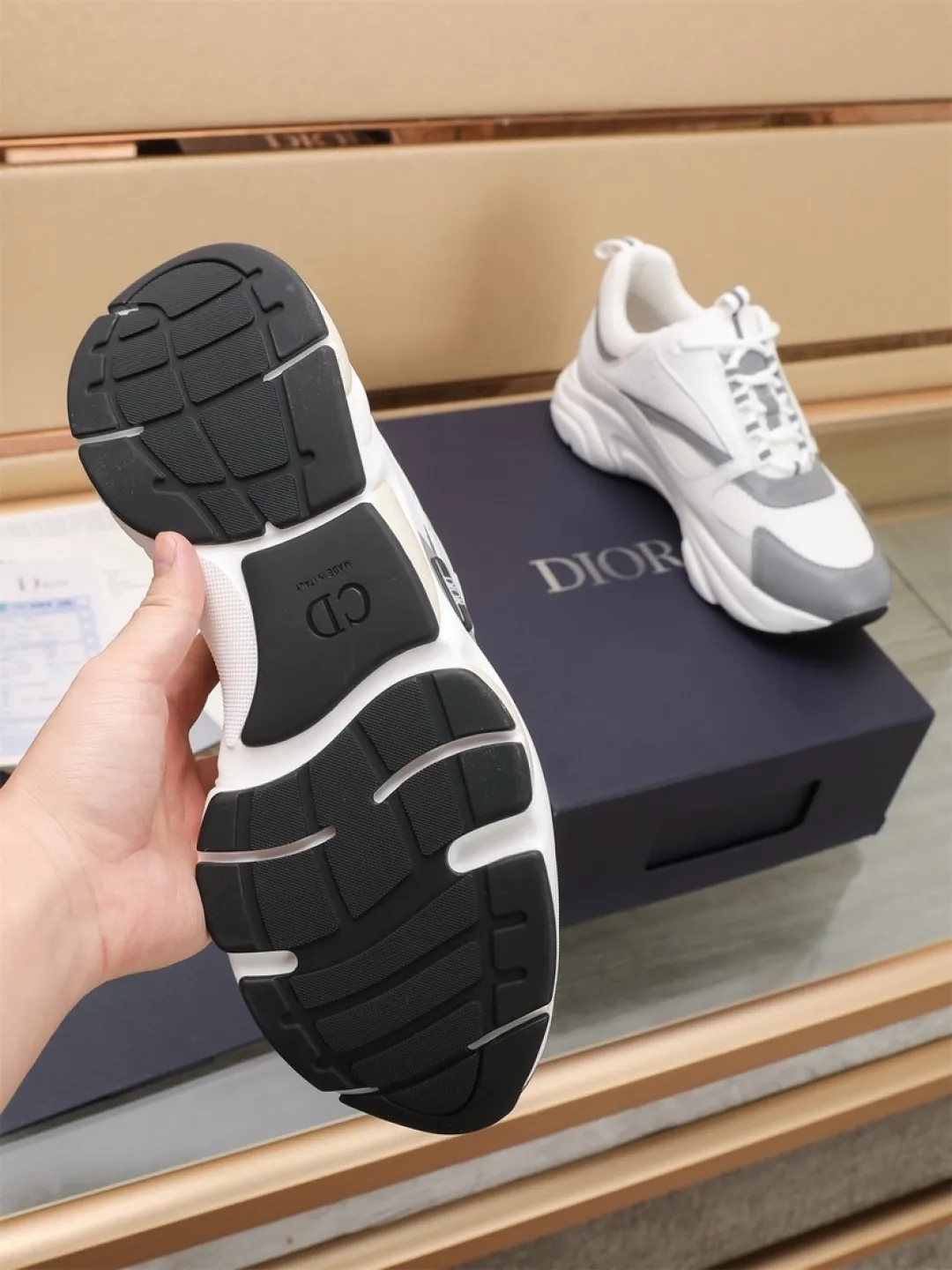 Men's shoes 💰P460💰【Dior】Dior✨ is online at the same time👏 This casual sneaker is a new product in the series and continues Di*r's classic style. The upper is made of original mesh and cow leather, with a two-color textured outsole, and the brand's iconic details on the rear collar and heel to enhance the style. Fashionable and versatile. Wear it with jeans or slacks for a casual look. Size: 38-44 (45 customized)